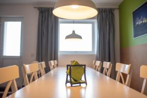una sala conferenze con tavolo e sedie di The Saddlers House - best price per bed a Bowmore