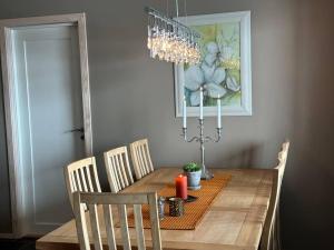 a dining room with a table with a chandelier at Sjarmerende Bjelbølstølen in Beitostøl