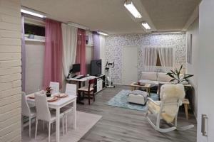 ein Wohnzimmer mit einem Sofa und einem Tisch in der Unterkunft Karlabacken in Porvoo