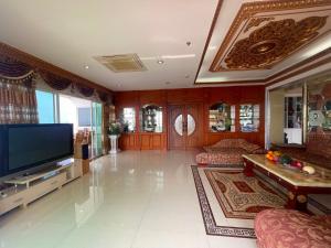 sala de estar amplia con TV y sofá en OceanView Relaxing Suite & Yahaha en Jomtien Beach