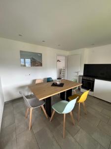 因斯布魯克的住宿－Wohnung mit Garten und Panoramablick in Innsbruck，客厅配有木桌和椅子