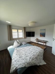 因斯布魯克的住宿－Wohnung mit Garten und Panoramablick in Innsbruck，一间卧室配有一张床和一张桌子
