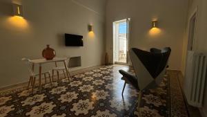 a living room with a table and a chair at Residenza Garibaldi in Monopoli