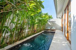 uma piscina no meio de uma casa com plantas em Entire 1 BR Villa W/Private Pool NE71 em Seminyak