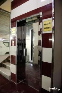 un ascensor en un edificio con un cartel que dice aparcamiento en Merfal Hotel Apartments Al Taawan مرفال التعاون, en Riad