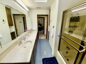 ein Bad mit 2 Waschbecken und einer Dusche in der Unterkunft Faithful Oak 4 acre ranch mountain 3BR +Loft King in Escondido