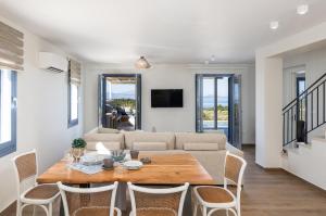 KatsarátaにあるVilla Ariste with stunning views near Fiscardoのテーブルとソファのあるリビングルーム