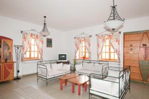 ein Wohnzimmer mit 2 Stühlen und einem Tisch in der Unterkunft Somogy Kertje Üdülőfalu és Étterem in Bonnya