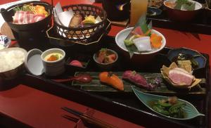 un plateau rempli de différents types de nourriture sur une table dans l'établissement Hakuba Hatago Maruhachi, à Hakuba