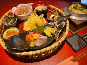 uma mesa com um cesto de comida numa mesa em Hakuba Hatago Maruhachi em Hakuba