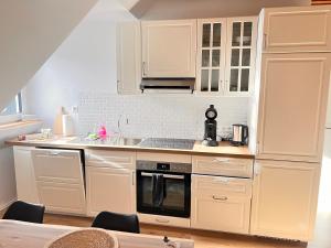 Kuchyňa alebo kuchynka v ubytovaní Dachgeschoss-Maisonette-Apartment mit Klimaanlage