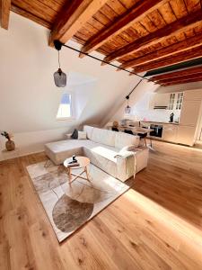 Posedenie v ubytovaní Dachgeschoss-Maisonette-Apartment mit Klimaanlage
