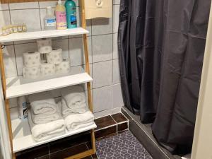 a bathroom with towels and a shower with a black shower curtain at Stadtnahen Wohnung I Küche I Oelde in Oelde