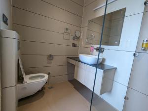 ein Bad mit einem WC und einem Waschbecken in der Unterkunft HOTEL CASA ROYALE in Amritsar