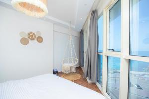 A bed or beds in a room at Skyline Premium Properties
