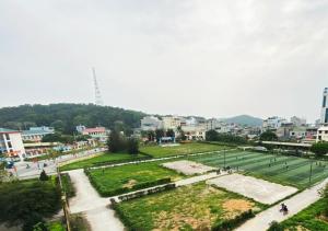 uma vista para um parque numa cidade em Coto Plus Hotel & Restaurant em Quang Ninh