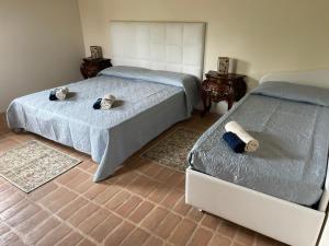 een slaapkamer met 2 bedden en 2 slaapkamers bij Casale san Valentino in Tavullia