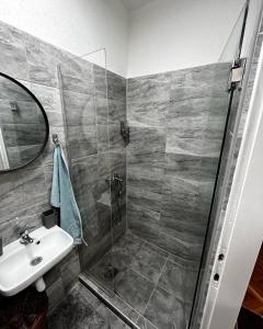W łazience znajduje się umywalka i prysznic. w obiekcie Apartman RISTIC w mieście Vranje