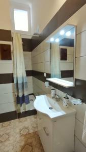 龐貝的住宿－Confy Apartments Pompei，一间带水槽和镜子的浴室
