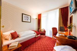 Säng eller sängar i ett rum på Hotel Salzburger Hof