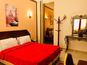Cama o camas de una habitación en Hotel Les Ambassadeurs