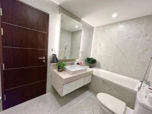 חדר רחצה ב-The Astra Condo Changkhlan in Chiang Mai