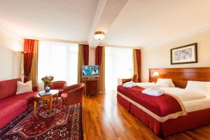 A bed or beds in a room at Hotel Salzburger Hof