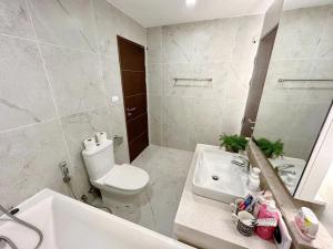 חדר רחצה ב-The Astra Condo Changkhlan in Chiang Mai