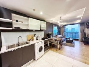 מטבח או מטבחון ב-The Astra Condo Changkhlan in Chiang Mai
