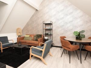 sala de estar con sofá y mesa en Luxury apartment in Renesse with infrared sauna, en Renesse