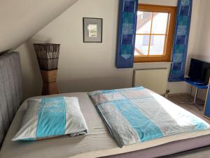 a bed sitting in a room with a window at Ferienwohnung Evelyn und Reinhard Himmler in Pleinfeld
