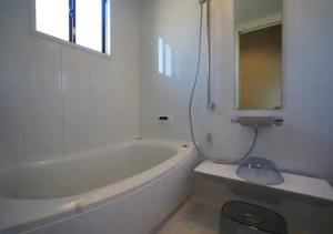 Baño blanco con bañera y lavamanos en Kajitsuno mieru yado - Vacation STAY 06979v, en Koshu