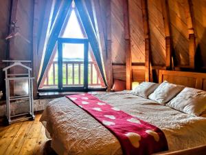 Ένα ή περισσότερα κρεβάτια σε δωμάτιο στο Moulin de Paillères - avec bain nordique et vue panoramique