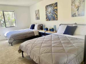 a bedroom with two beds and a desk in it at Faithful Oak 4 acre ranch mountain 3BR +Loft King in Escondido