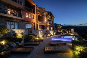 The swimming pool at or close to Chalet Azanias Kalavryta