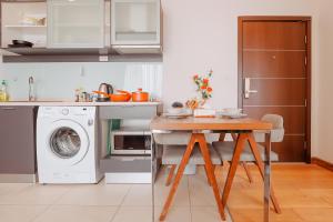 מטבח או מטבחון ב-The Astra Condo Changkhlan in Chiang Mai