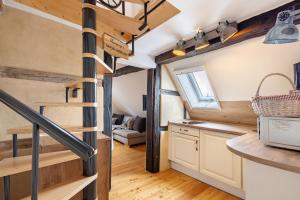 a kitchen and living room in a tiny house at Stub'n Balbine in Waischenfeld