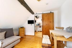 a living room with a table and a couch at Stub'n Balbine in Waischenfeld