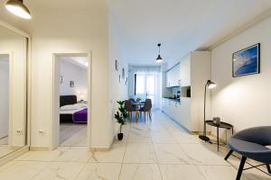 Un pasillo con una sala de estar y un dormitorio. en 17 Zimbrului Residence at Lazar Towers Palas, en Iaşi