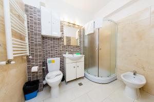 Un baño con inodoro, lavabo y ducha. en 17 Zimbrului Residence at Lazar Towers Palas, en Iaşi 41 fotos más
