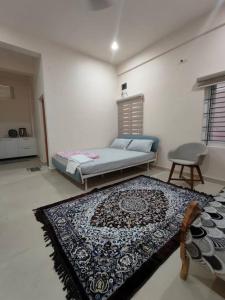 Tempat tidur dalam kamar di Studio Room in Vijayanagar