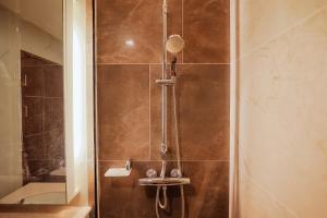 חדר רחצה ב-The Astra Condo Changkhlan in Chiang Mai