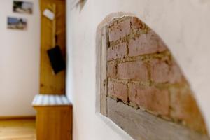 uma parede de tijolos ao lado de uma porta num quarto em Stub'n Rettl em Waischenfeld