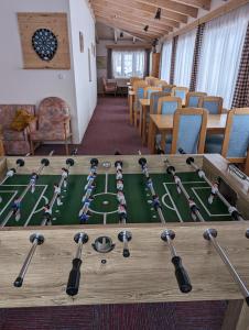 uma sala com uma mesa com um jogo de hóquei em Martinova bouda em Benecko