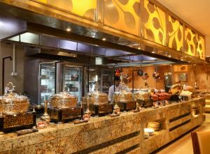 En restaurang eller annat matställe på Crowne Plaza New Delhi Okhla, an IHG Hotel