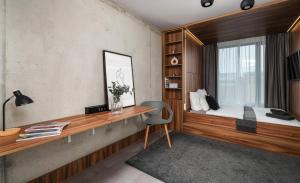 een slaapkamer met een bed en een bureau bij Apartments WrocLOVE by me & Legnicka & Self Check-In 24h & Lift in Wrocław