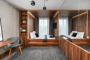 een slaapkamer met 2 bedden, een bureau en een spiegel bij Apartments WrocLOVE by me & Legnicka & Self Check-In 24h & Lift in Wrocław