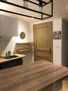 eine Küche mit einer Holztreppe und einer Tür in der Unterkunft Little Snug in Toulouse