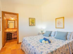 una camera da letto con letto e cuscini blu di Sardinia Family Villas - Villa Letizia with private pool and seaview a Cannigione