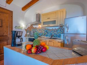 una cucina con un cesto di frutta su un bancone di Sardinia Family Villas - Villa Letizia with private pool and seaview a Cannigione